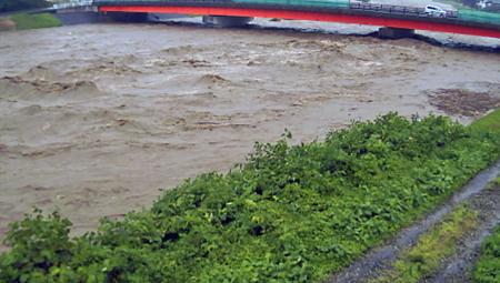 　大雨の影響で増水した山形県酒田市の荒瀬川のライブカメラ映像＝２５日午前（国交省提供）