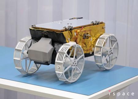 　月の砂を採取する小型探査車「テネシアス」（ｉｓｐａｃｅ提供）