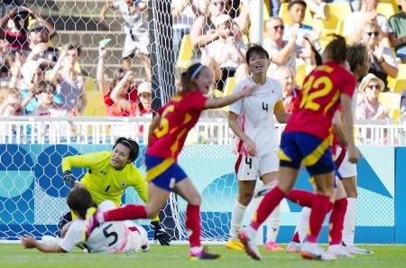 　日本―スペイン　後半、スペインに２点目のゴールを決められた日本。左奥はＧＫ山下＝ナント（共同）