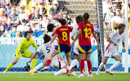 　日本―スペイン　後半、スペインのカルデンテイ（８）に決勝ゴールを決められた日本。左端はＧＫ山下＝ナント（共同）