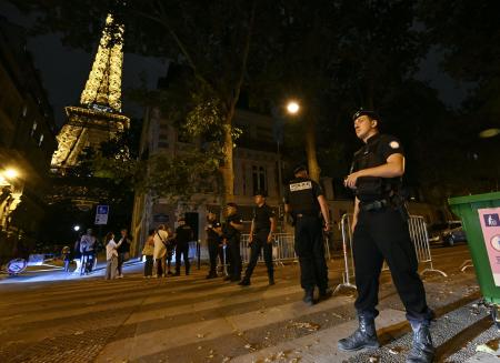　パリ五輪の開会式が行われるセーヌ川周辺で警備する警察官。左奥はエッフェル塔＝２５日、パリ（共同）