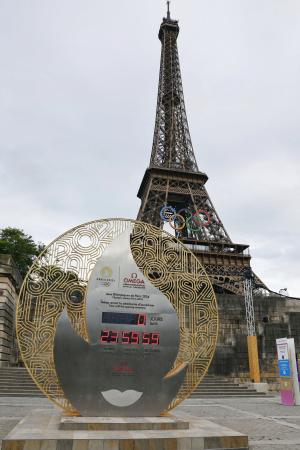 　パリ五輪開幕までの日数が「０」となったカウントダウン時計。奥はエッフェル塔＝２５日、パリ（共同）