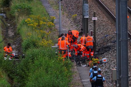 　高速列車網への破壊行為があった現場＝２６日、フランス北部（ロイター＝共同）