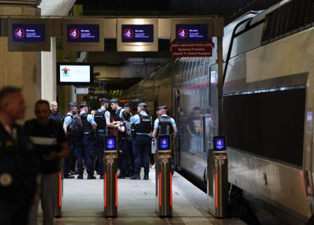 　モンパルナス駅のホームに集まる憲兵隊ら。高速列車ＴＧＶの路線網に大規模な破壊行為があった＝２６日、パリ（共同）