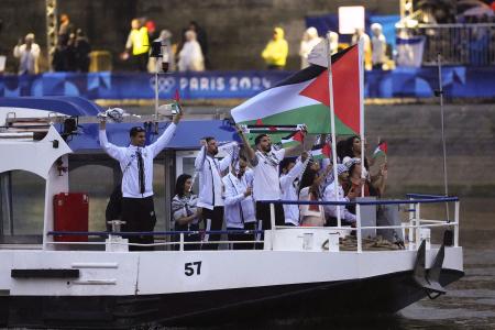 　パリ五輪の開会式で、セーヌ川を船でパレードするパレスチナ選手団＝２６日、パリ（共同）