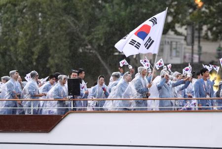 　パリ五輪の開会式で、セーヌ川を船でパレードする韓国選手団＝２６日、パリ（共同）