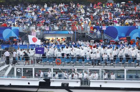 　パリ五輪の開会式で、セーヌ川を船でパレードする日本選手団＝２６日、パリ（共同）