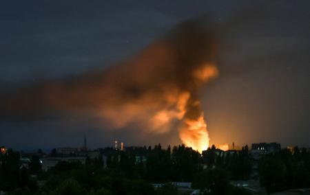　ロシア軍の無人機攻撃により上がった煙＝２６日、ウクライナ南部ヘルソン州（ロイター＝共同）