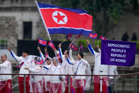 　パリ五輪の開会式で、セーヌ川を船でパレードする北朝鮮の選手団＝２６日、パリ（ＡＰ＝共同）