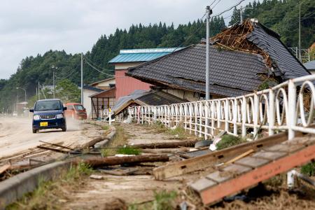 　大雨の影響で崩れた家屋。裏山では土砂崩れが起きた＝２７日午後２時４５分、山形県鮭川村