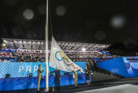 　パリ五輪の開会式で掲げられる五輪旗＝２６日、パリ（ゲッティ＝共同）