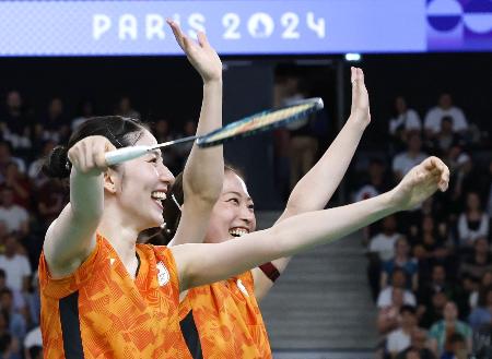 　女子ダブルス１次リーグでオーストラリアペアに勝利し、声援に応える志田千陽（左）、松山奈未組＝パリ（共同）