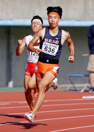　男子４００メートル決勝　４６秒９３で優勝した法政二・菊田響生（手前）＝博多の森陸上競技場