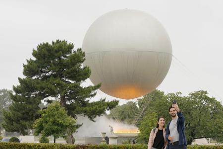 　ルーブル美術館近くのチュイルリー公園内に設置されたパリ五輪の聖火台＝２７日、パリ（共同）