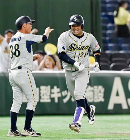 　ＮＴＴ西日本戦のタイブレークの延長１１回、満塁本塁打を放ち喜ぶ西濃運輸・野崎（右）＝東京ドーム