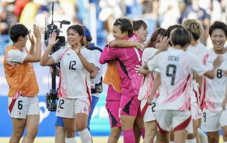 　ブラジルに逆転勝ちし、タッチを交わす谷川（左から２人目）ら女子日本代表＝パリ（共同）