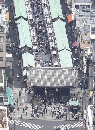 　多くの人でにぎわう浅草寺の雷門＝６月、東京都台東区