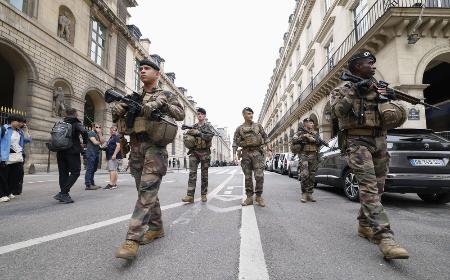 　開会式会場周辺を警備する兵士。左はルーブル美術館＝２６日、パリ（共同）