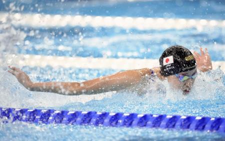 　女子４００メートル個人メドレー予選　バタフライで力泳する成田実生＝パリ郊外（共同）