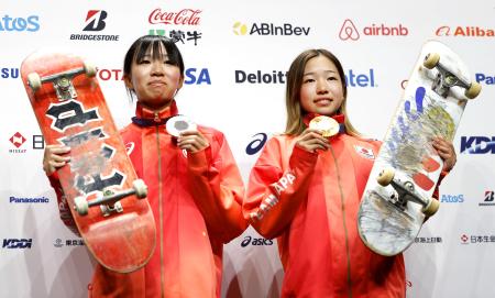 　記者会見で撮影に応じるスケートボード女子ストリートで金メダルを獲得した吉沢恋（右）と銀メダルの赤間凜音＝２９日、パリ（共同）