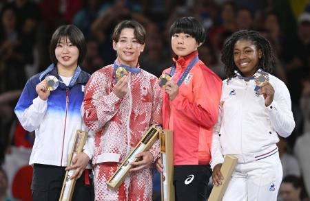 　女子５７キロ級の表彰式でメダルを手にする（左から）韓国の許海実、カナダの出口クリスタ、舟久保遥香ら＝パリ（共同）