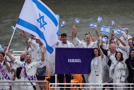 　パリ五輪の開会式で、セーヌ川を船でパレードするイスラエル選手団＝２６日、パリ（ＡＰ＝共同）
