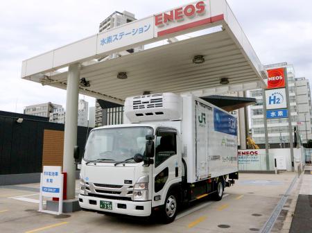 　「高輪ゲートウェイシティ」のエリア内への配送を担う燃料電池トラック＝３０日午後、東京都港区