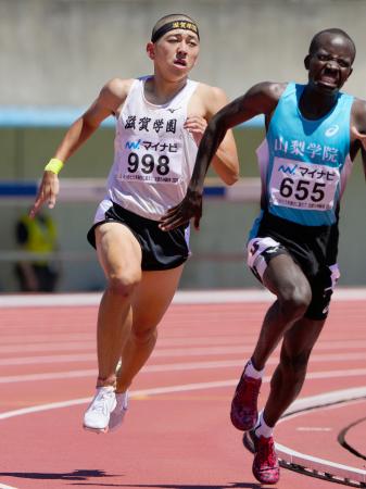 　男子８００メートル決勝　力走する滋賀学園・落合晃（左）。１分４４秒８０の日本新をマークし優勝した＝博多の森陸上競技場