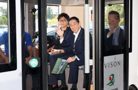 　複合リゾート施設「ＶＩＳＯＮ」を訪れ、自動運転バスに試乗する岸田首相（中央）＝３１日午後、三重県多気町（代表撮影）