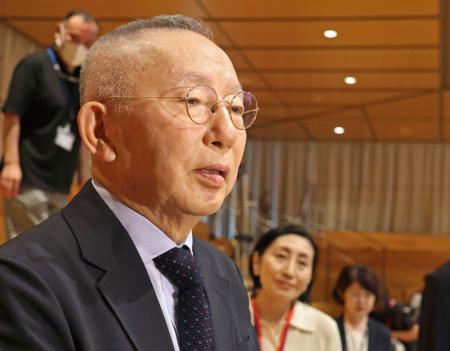 　記者団の取材に応じるファーストリテイリングの柳井正会長兼社長＝１日午前、東京都江東区