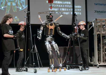 　公開された人型ロボット＝１日午後、滋賀県草津市