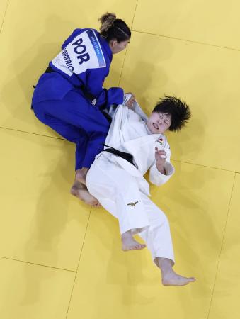 　女子７８キロ級３位決定戦　ポルトガル選手（上）に技ありを奪われる高山莉加＝パリ（共同）