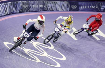 　女子ＢＭＸレース敗者復活戦　力走する畠山紗英（左）＝パリ郊外（ゲッティ＝共同）