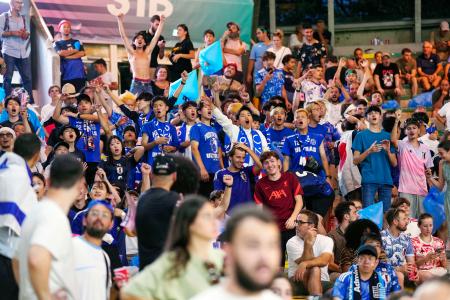 　男子サッカー日本対イスラエル戦で、日本代表を応援するサポーター＝７月３０日、ナント（共同）