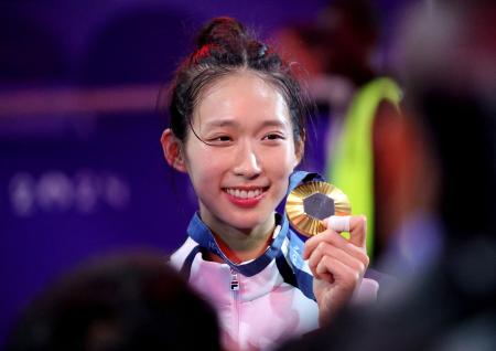 　パリ五輪のフェンシング女子エペ個人で金メダルを獲得した香港の江旻☆（リッシンベンに恵の旧字体）＝７月２７日、パリ（ロイター＝共同）