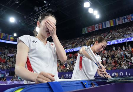　女子ダブルス準決勝で中国ペアに敗れた志田千陽（左）、松山奈未組＝パリ（共同）