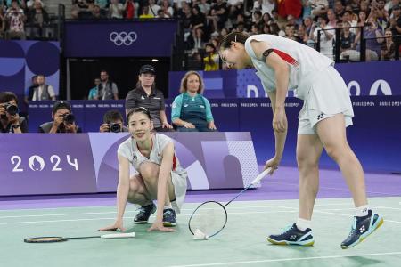 　女子ダブルス準決勝　中国ペアに敗れた志田千陽（左）、松山奈未組＝パリ（共同）