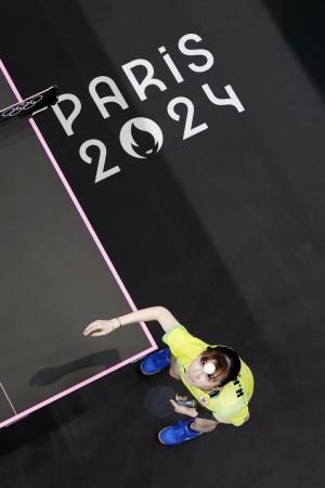 　女子シングルス準決勝　中国選手と対戦する早田ひな＝パリ（共同）