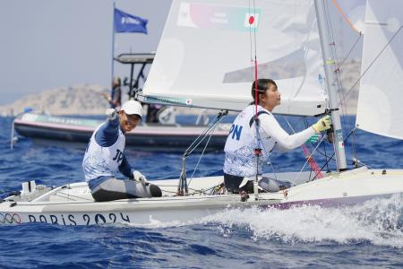 　混合４７０級の第１レースを終えた岡田奎樹（左）、吉岡美帆組＝マルセイユ（ＡＰ＝共同）
