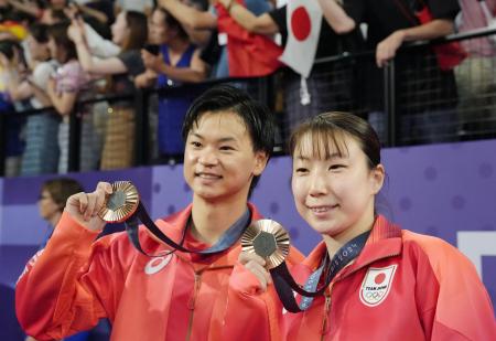 　バドミントン混合ダブルスで銅メダルを獲得し、笑顔の渡辺勇大（左）と東野有紗＝パリ（共同）