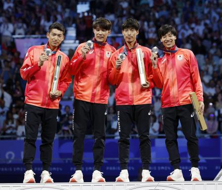 　フェンシング男子エペ団体で銀メダルを獲得した日本。左から見延和靖、山田優、古俣聖、加納虹輝＝パリ（共同）