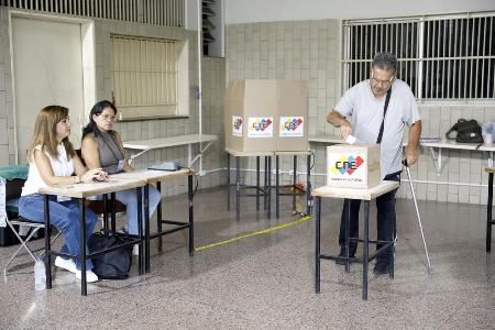 　ベネズエラの首都カラカス中心部の投票所で投票する男性＝７月２８日（共同）
