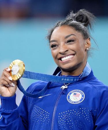 　体操女子個人総合で金メダルを獲得し、笑顔を見せる米国のシモーン・バイルス選手＝１日、パリ（共同）