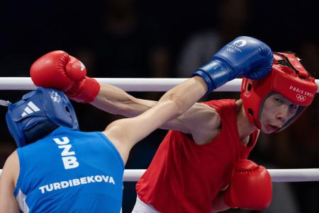 　パリ五輪のボクシング女子５７キロ級で、ウズベキスタンのシトラ・ツルジベコワ（左）と対戦する台湾の林郁テイ＝２日、パリ（アナトリア通信提供、ゲッティ＝共同）