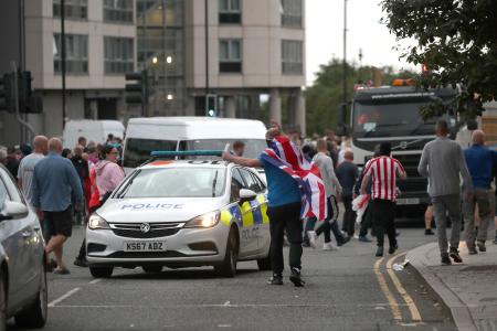 　２日、英中部サンダーランドで抗議活動に参加する人たち（Ｓｃｏｔｔ　Ｈｅｐｐｅｌｌ／ＰＡ通信＝共同）