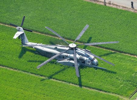　神奈川県海老名市の田んぼに不時着した米軍機とみられるヘリコプター＝３日午後０時２２分（共同通信社ヘリから）
