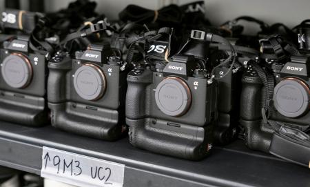 　パリ五輪会場のソニーの撮影機材貸し出しブースに並ぶカメラ＝７月、パリ