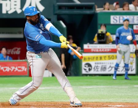 　８回日本ハム２死二塁、代打レイエスが右前に決勝打を放つ＝みずほペイペイドーム