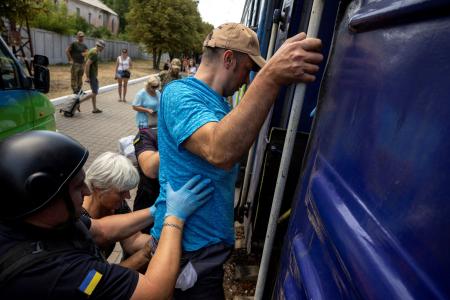　ロシア軍が迫るウクライナ東部ドネツク州ポクロウシクで避難列車に乗り込む男性＝２日（ロイター＝共同）