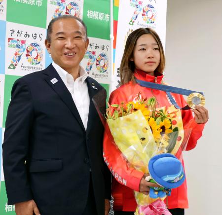 　相模原市の本村賢太郎市長（左）と写真に納まるパリ五輪スケートボード女子ストリートで金メダルの吉沢恋＝３日午前、相模原市